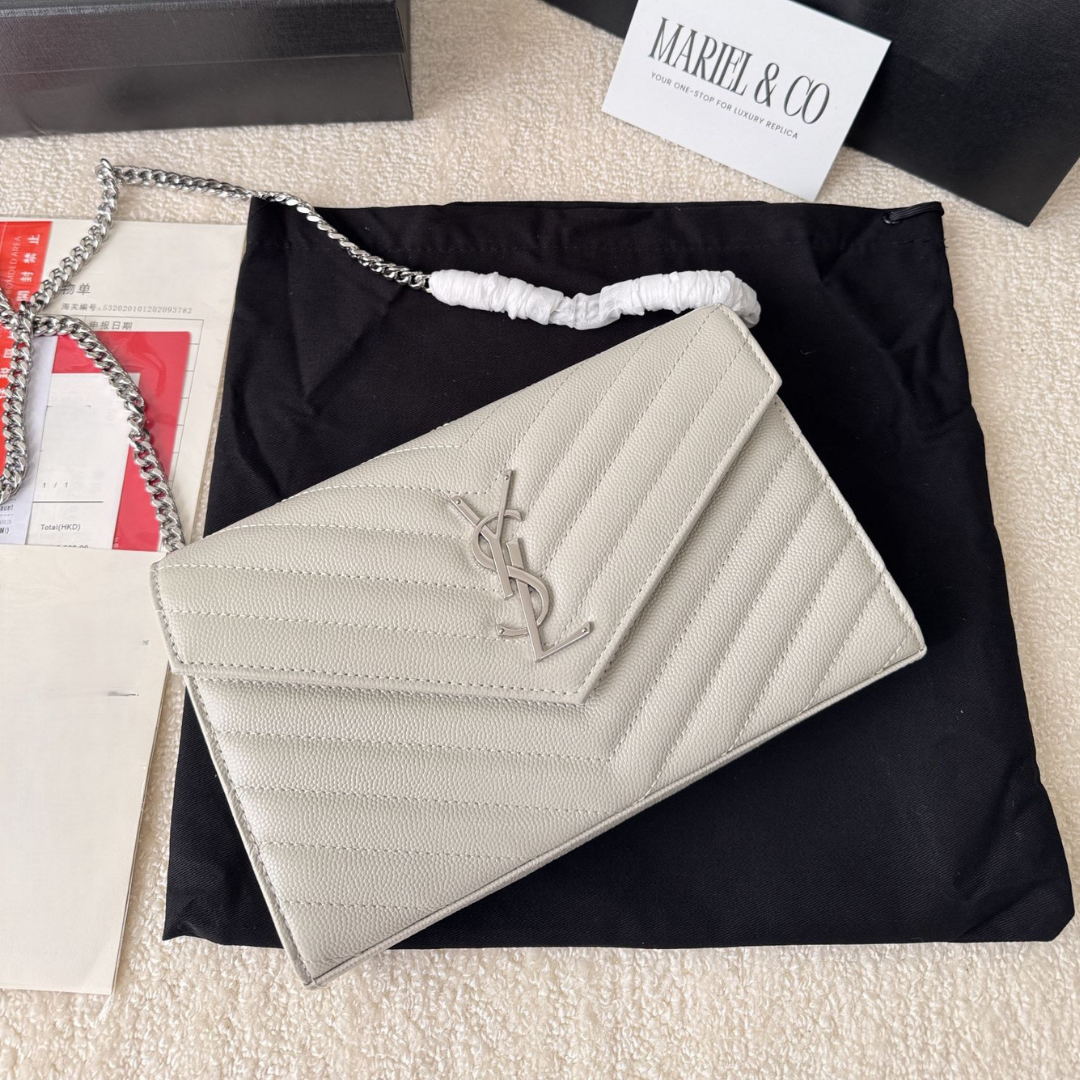 CLASSIC CHAIN WALLET, GRAIN DE POUDRE LEATHER – WHITE ( SILVER )